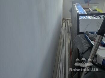 Поклеїти плинтуса в кімнаті