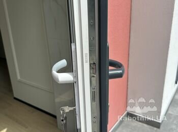 Заміна замка та ручки на вхідних металопластикових дверях