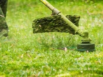Покос травы на участке мотокосой.