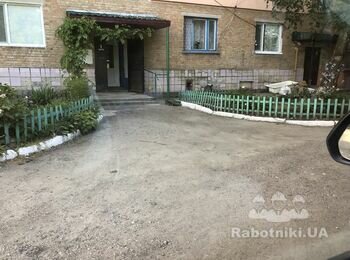 Укладання тротуарної плитки близько