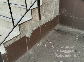 Укладення плитки на прямі сходи ганка (900грн/м. пог)