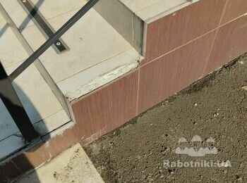 Укладення плитки на прямі сходи ганка (900грн/м. пог)