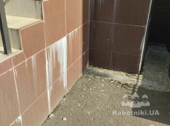 Укладення плитки на прямі сходи ганка (900грн/м. пог)