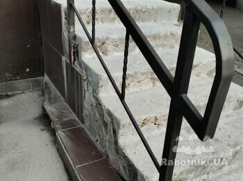 Укладення плитки на прямі сходи ганка (900грн/м. пог)