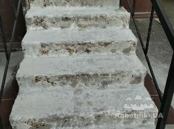 Укладення плитки на прямі сходи ганка (900грн/м. пог)