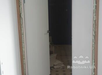Пофарбувати вхідну групу і зробити укоси дверей. Пофарбувати двері
