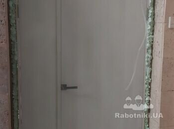Пофарбувати вхідну групу і зробити укоси дверей. Пофарбувати двері