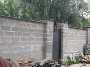 Облицовка забора и фасада камнем песчаником