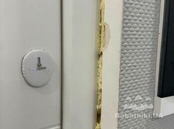 Поштукатурити укоси навколо вхідних дверей