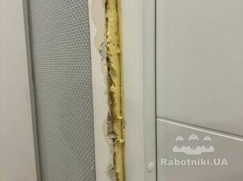Поштукатурити укоси навколо вхідних дверей