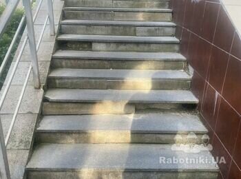 Ремонт сходів вхідної групи в житловий будинок.