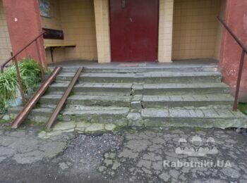 Зовнішні бетонні сходи до під'їзду багатоповерхового будинку - Львів