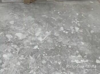 Треба зробити нівелірку і вкласти вініл на клей