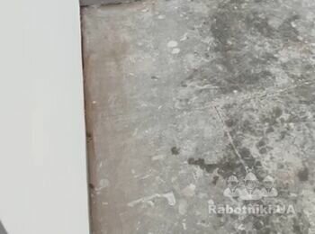 Треба зробити нівелірку і вкласти вініл на клей