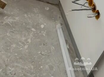 Треба зробити нівелірку і вкласти вініл на клей