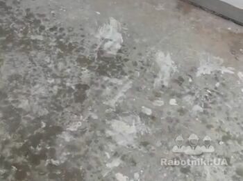 Треба зробити нівелірку і вкласти вініл на клей