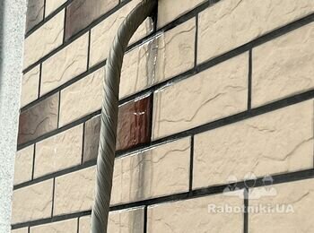 Подтекает кондиционер (по внешней стене дома)