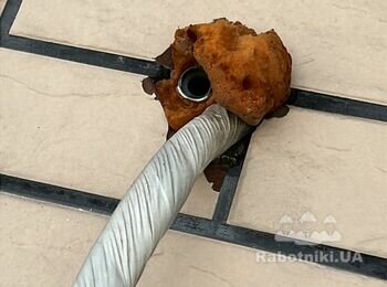 Кондиционер сломалась трубка отвода конденсата