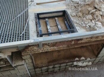 Підготувати місце під закладені 70*70*30 см, виставити і залити