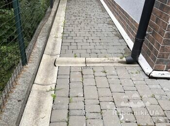 Перекласти тротуарну плитку з однієї сторони будинку 11 м2
