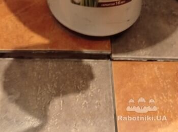 Закріпити унітаз, прикріпити плитку, на якій він стоятиме