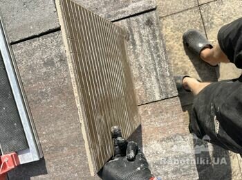 Нужно положить плитку на крыльцо и ступени.
