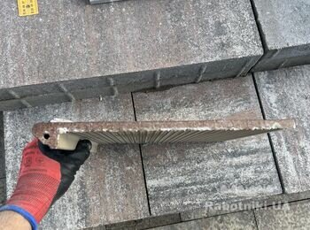 Нужно положить плитку на крыльцо и ступени.