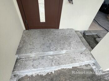 Нужно положить плитку на крыльцо и ступени.