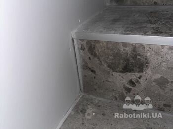 Монтаж алюмінієвого плінтусу. Та пластикового угла
