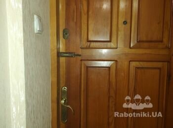 Вставить замки на входную деревянную дверь