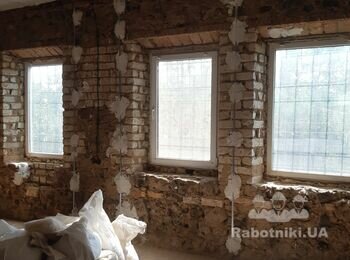 Потрібен ремонт у хаті.