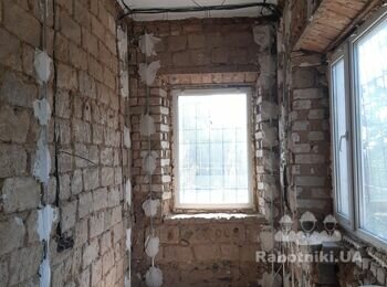 Потрібен ремонт у хаті.