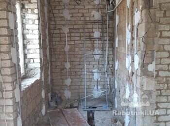 Потрібен ремонт у хаті.