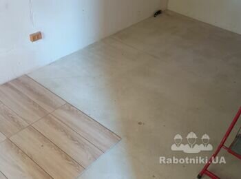 Покласти плитку на підлогу та провести ремонт шпаклівки