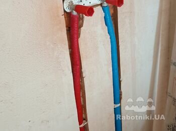Покласти плитку на підлогу та провести ремонт шпаклівки
