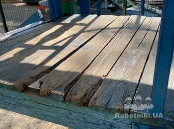 Ремонт детской горки замена досок и покраска