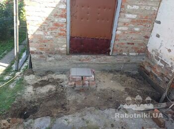 Облаштувати та залити бетонну площадку перед вх. дверима. Ціна дог.