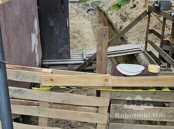 Улаштування вхідної групи . Підпірна стіна