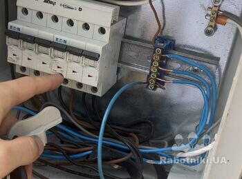 Электрик для установки автоматов и розетки