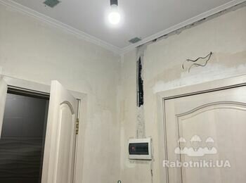 Шпаклювання стін в кухні та прихожій, поклейка шпалер