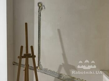 Шпаклювання стін в кухні та прихожій, поклейка шпалер