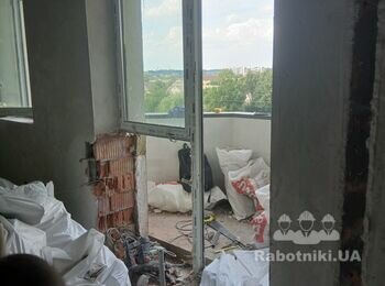 Спустити без ліфта з четвертого поверху 430 мішків буд сміття