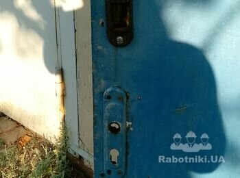 Переварить уличную калитку, установить электромеханический замок