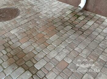 Переложити тротуарну плитку в місцях де вона просіла