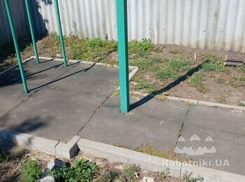 Положить 8 квадратов мякой плитки на спортплощадку