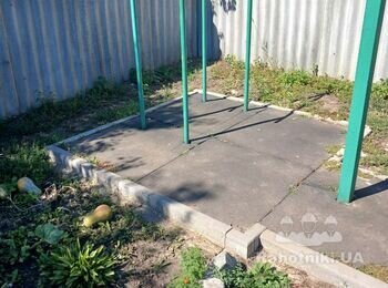 Положить 8 квадратов мякой плитки на спортплощадку