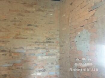 Штукатурні роботи в кімнатах будинку