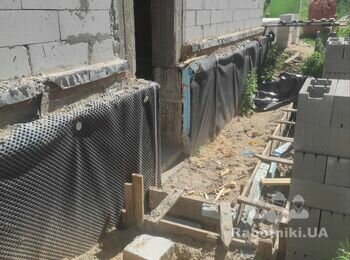Облаштувати приямки, сходи, каналізацію та відмостку для будинку