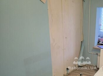 Поклеїти шпалери, обробити стіну після підтоплення