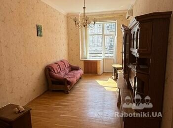 Переклеить обои и покрасить стены